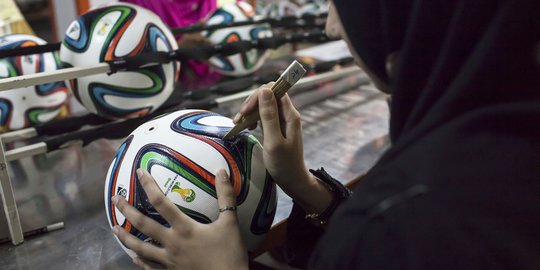 Presiden Argentina Dapat Hadiah Bola Buatan Majalengka, Pernah Dipakai di Piala Dunia