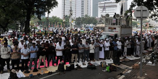 Aksi Halalbihalal Alumni 212 di Bundaran Patung Kuda