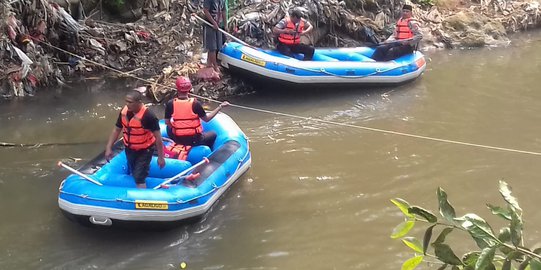 2 Bocah Tenggelam saat Main Ban di Pinggir Kali Ciliwung