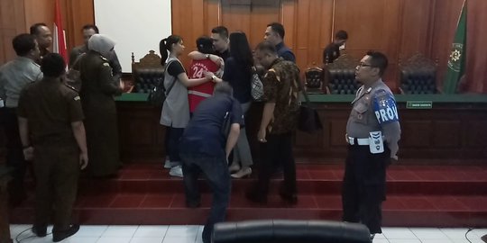 Kecewa Vonis Hakim, Vanessa Angel Menangis Usai Sidang