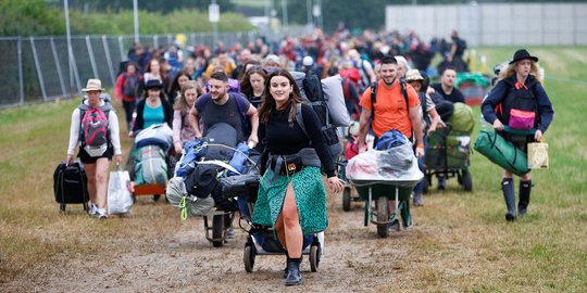 Festival Glastonbury Dimulai, Ribuan Penonton Mulai Berdatangan