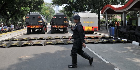 Jelang Putusan MK, Polisi Jaga Ketat Stasiun KRL Perbatasan Jakarta