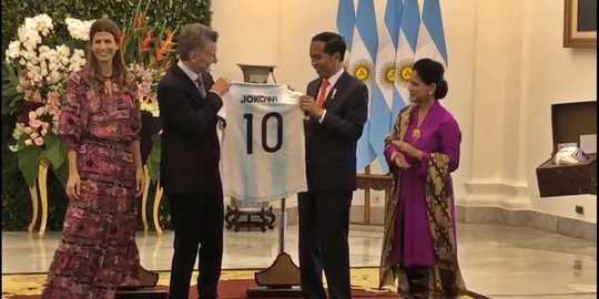 Jokowi Dihadiahi Kaos Bola Argentina, KPK Minta Segera Melaporkan Gratifikasi
