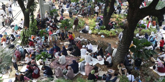 Massa Aksi Kawal Sidang MK Injak dan Duduki Tanaman