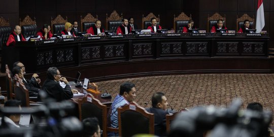Dalil Hakim MK Tolak Seluruh Permohonan Prabowo-Sandiaga