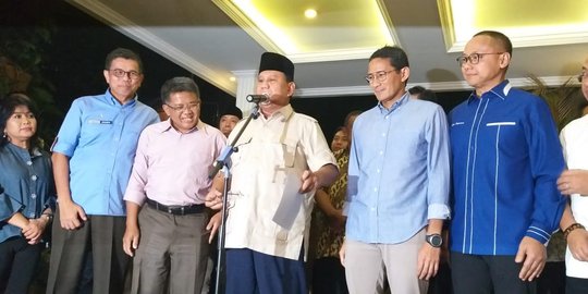 Prabowo Tersenyum Saksikan Putusan MK Dari Layar Kaca