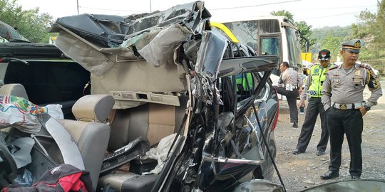 Xenia Seruduk Truk di Tol Cipularang, 2 Orang Tewas