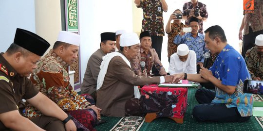 Damai Dengar Lantunan Alquran, Pejabat di Sampang Akhirnya Masuk Islam