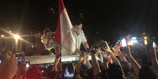 Usai Bubarkan Koalisi, Prabowo Sapa Pendukung Sebelum Tinggalkan Kertanegara