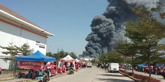 Pabrik Plastik di Cikarang Terbakar