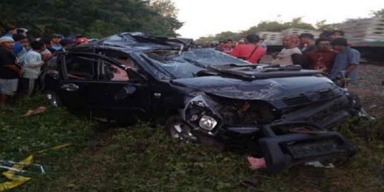 Mobil Tertabrak Kereta Api di Indramayu karena Sopir Terobos Palang Pintu