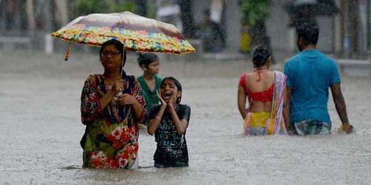 Hujan Deras Robohkan Tembok di Mumbai, 13 Orang Tewas