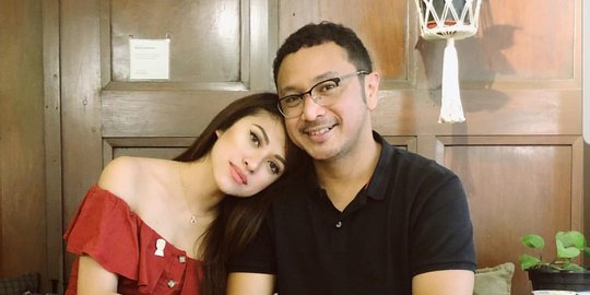 Cium Sang Istri Di Atas Panggung Giring Ganesha Bikin Baper Merdeka Com Cium Sang Istri Di Atas Panggung Giring Ganesha Bikin Baper Merdeka Com