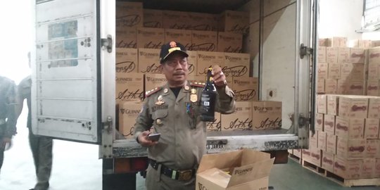 Satpol PP Serang Gerebek Gudang Miras Berkedok Tempat Distributor Makanan Ringan
