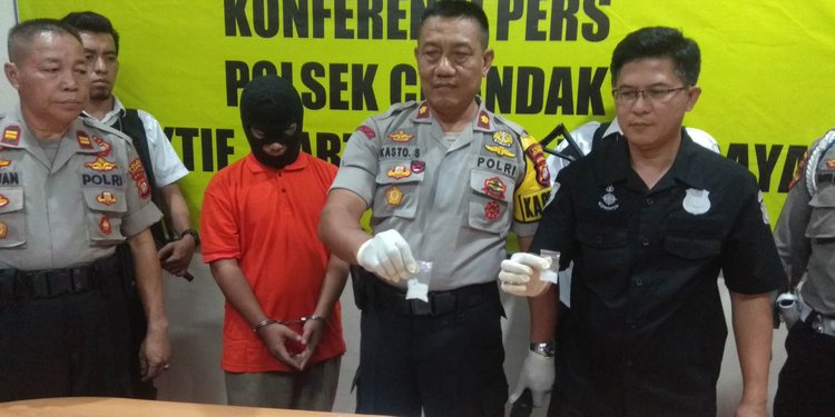 Hasil gambar untuk Polisi Tangkap Derry Sehari Setelah Ambil Sabu di Toilet Masjid Cinere