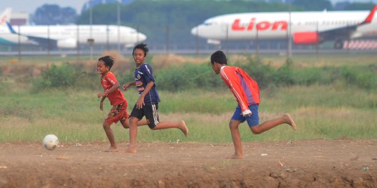 Keceriaan Anak-anak Bermain Bola di Proyek Landasan Pacu