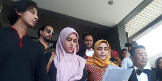 Diperiksa Kasus 'Bau Ikan Asin' di Polda Metro Jaya, Fairuz A Rafiq Ditemani Suami