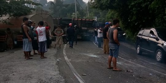 Truk CPO Kontra Truk Jagung di Jalur Medan-Berastagi, Rumah Warga Rusak Diseruduk