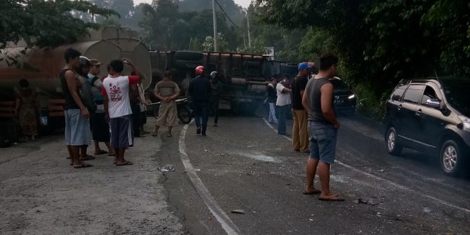 Truk CPO Kontra Truk Jagung di Jalur Medan-Berastagi, Rumah Warga Rusak Diseruduk