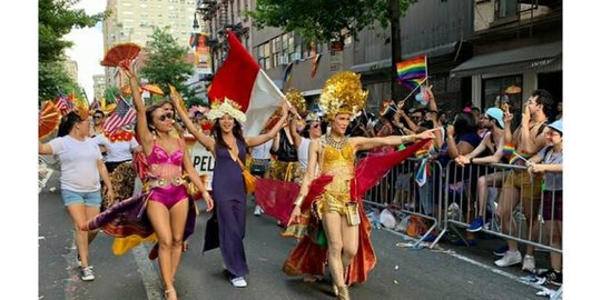 Bawa Bendera Indonesia di Acara Parade LGBT, Dena Rachman Jadi Sorotan