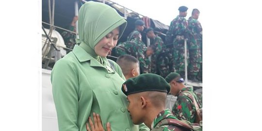 tni mencium perut sang istri rev2