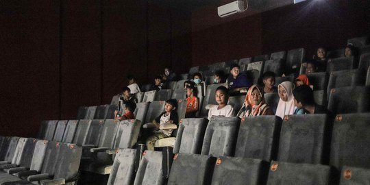 Melihat Bioskop Rakyat Di Teluk Gong