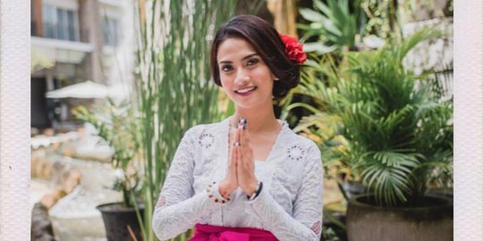 Ziarah ke Makam Ibunda, Vanessa Angel: Mamaku Sayang Maafin Anakmu