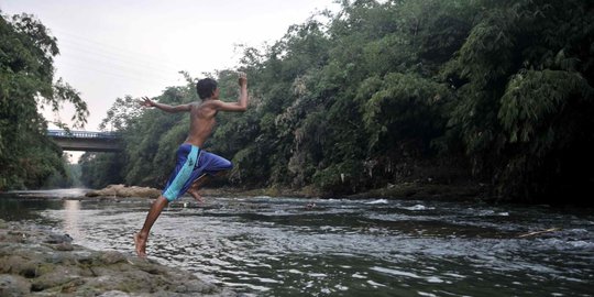 Debit Air Surut, Sungai Ciliwung Jadi Tempat Wisata Dadakan
