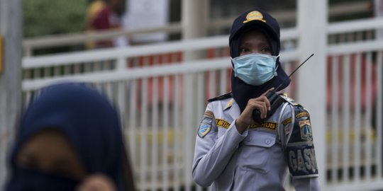 Udara Tak Sehat, Warga Jakarta Beraktivitas Pakai Masker