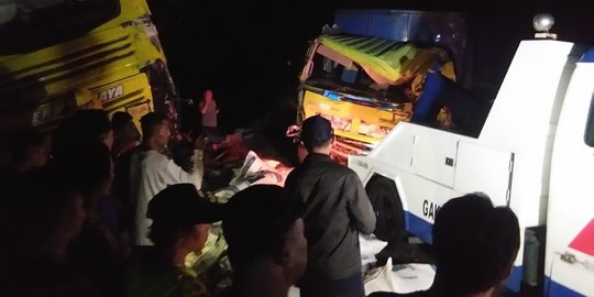 Truk Tabrak 5 Kendaraan Beruntun di Situbondo, 1 Tewas dan 10 Luka-luka