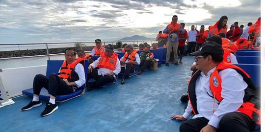 Jokowi Gelar Rapat Kabinet di Atas Kapal Menuju Bunaken
