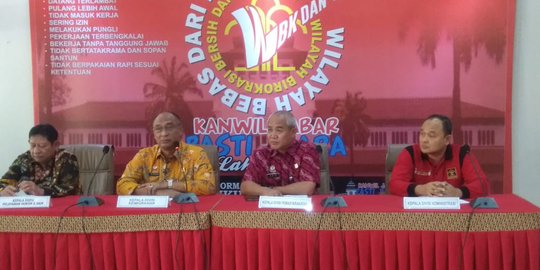 Terjaring Razia, Puluhan Ponsel Milik Tahanan Lapas Sukamiskin Dihancurkan