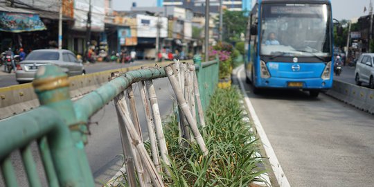 Lama Rusak, Pagar Pembatas Jalan di Otista Raya Ditopang Bambu