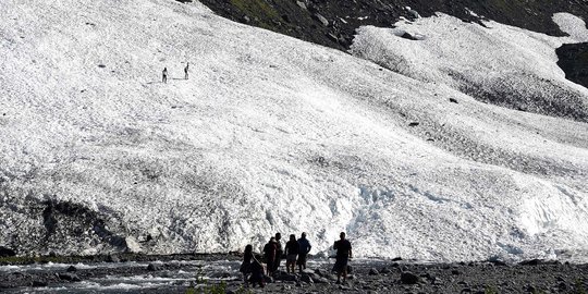 Mengunjungi Gletser Byron di Tengah Panasnya Alaska