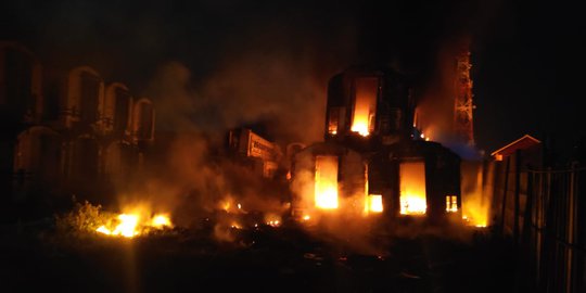 Kuburan Gerbong Kereta Api di Stasiun Purwakarta Terbakar
