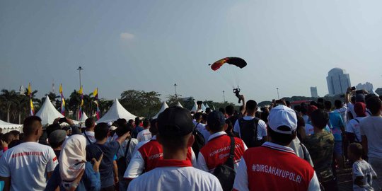 22 Penerjun Payung Ramaikan Perayaan HUT Bhayangkara ke-73 di Monas