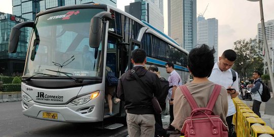 Tidak Ada Halte, Warga Tunggu Bus di Tepi Jalan Sudirman