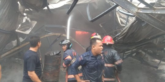 Pabrik Kasur di Deli Serdang Diamuk Si Jago Merah