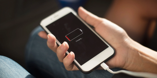 6 Cara Mengecas iPhone Agar Lebih Cepat dan Tak Merusak Baterai