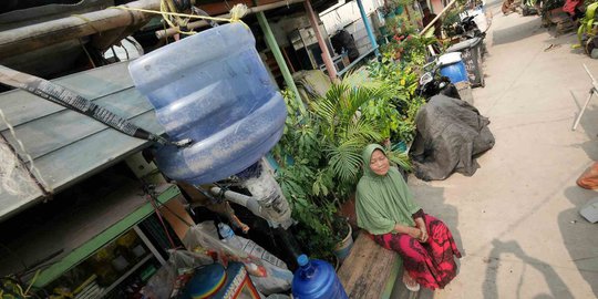 Warga Kampung Kamal Muara Manfaatkan Air Hujan untuk Kebutuhan Sehari-hari