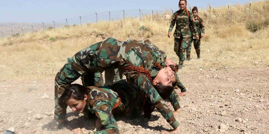 Intip Gaya Latihan Militer Pejuang Kurdi di Irak