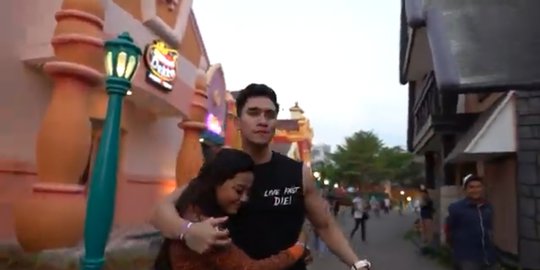 potret kemesraan verrell bramasta dan aurel, pegang tangan hingga panggil 'sayang'
