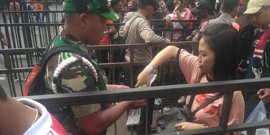 Polisi Terapkan Pemeriksaan Ketat Suporter Masuk Stadion GBK