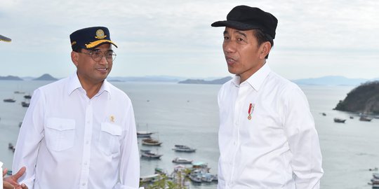 Saat Jokowi Nikmati Keindahan Alam Labuan Bajo dari Puncak Waringin