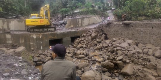 Kaki Gunung Sinabung Dibersihkan dari Material Banjir Lahar Dingin