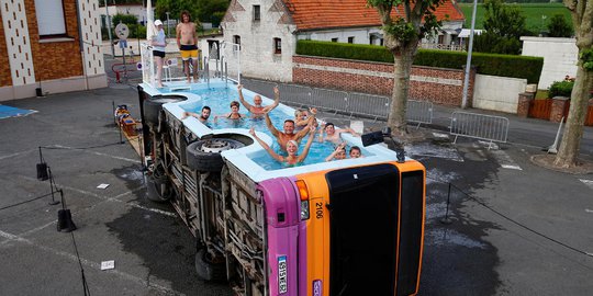 Ketika Bangkai Bus Kota Disulap Jadi Kolam Renang