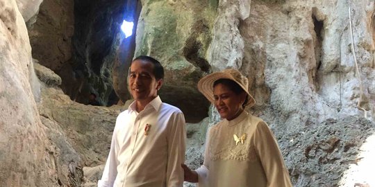 Momen Jokowi dan Iriana Menyusuri Batu Terjal di Goa Batu Cermin