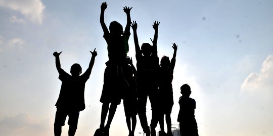 Ceria Kecil Anak-Anak Bermain di Lahan Sengketa