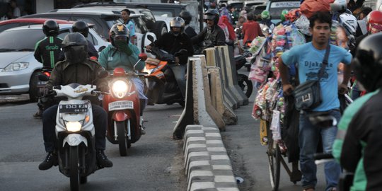 Aksi Nekat Pengendara Motor Lawan Arah Demi Mempersingkat Jarak Tempuh