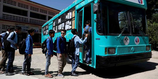 Perjuangan Bus Perpustakaan Keliling Cerdaskan Anak-anak Afghanistan di Tengah Teror